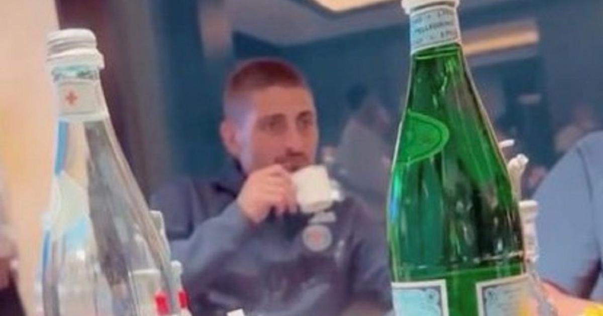 Leandro Paredes met du sel dans le café de Marco Verratti