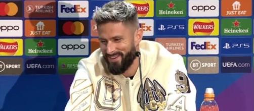 Giroud passe de l'Italien à l'Anglais sans s'en rendre compte et provoque un fou rire