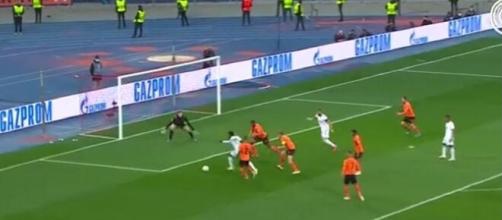 Vinicius réinvente un geste de Ronaldinho et marque comme CR7 face au Shakhtar 