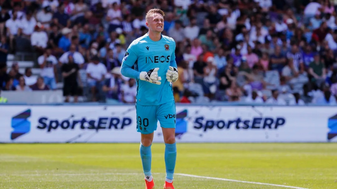 VIDÉO : Marcin Bulka touché en pleine tête par un projectile