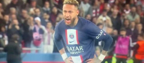 Neymar qui encourage Mbappé sur son penalty. 