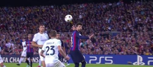 Piqué demandant à sa défense de rester tranquille sur le but de Barella déchaîne Twitter 