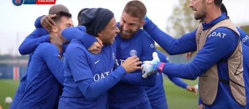 Mbappé tout sourire avec les autres joueurs du PSG. 