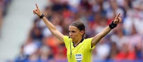 Rennes - OL : L'arbitre Stéphanie Frappart percutée, six personnes au sol, la vidéo buzze 