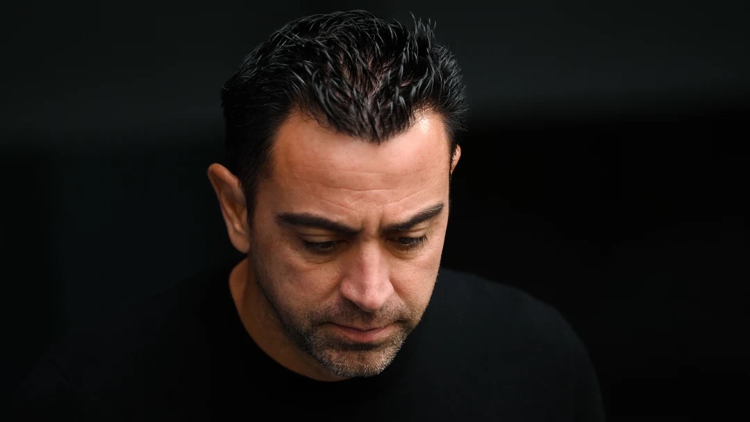 Des supporters du FC Barcelone poussent pour le départ de Xavi