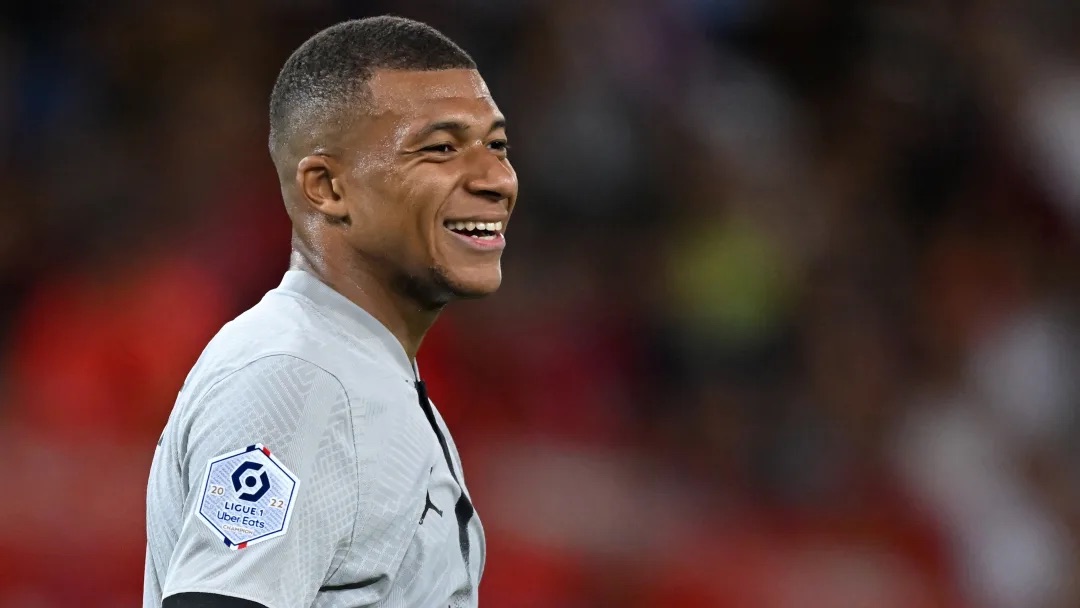 VIDEO : La brillante technique de supporters pour obtenir l'autographe de Kylian Mbappé