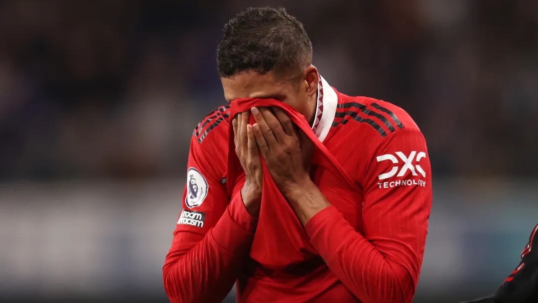 Blessure : Raphaël Varane sort en larme dans le match Man United - Chelsea
