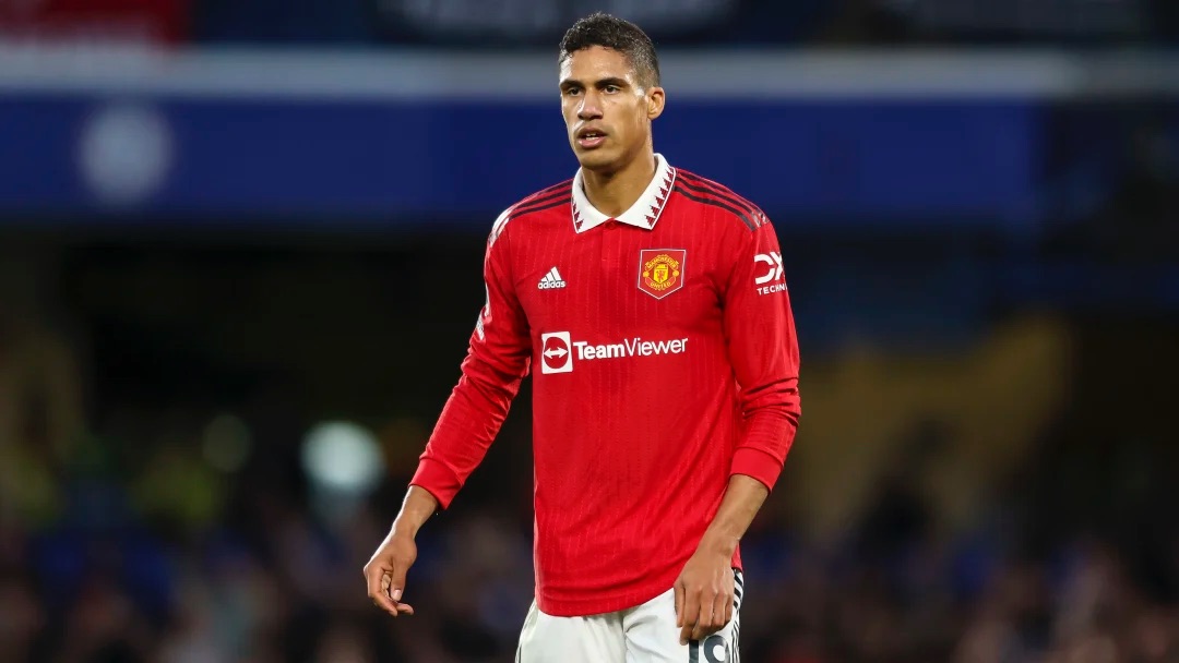 Manchester United : Erik ten Hag optimiste quant à la participation de Raphaël Varane à la Coupe du monde