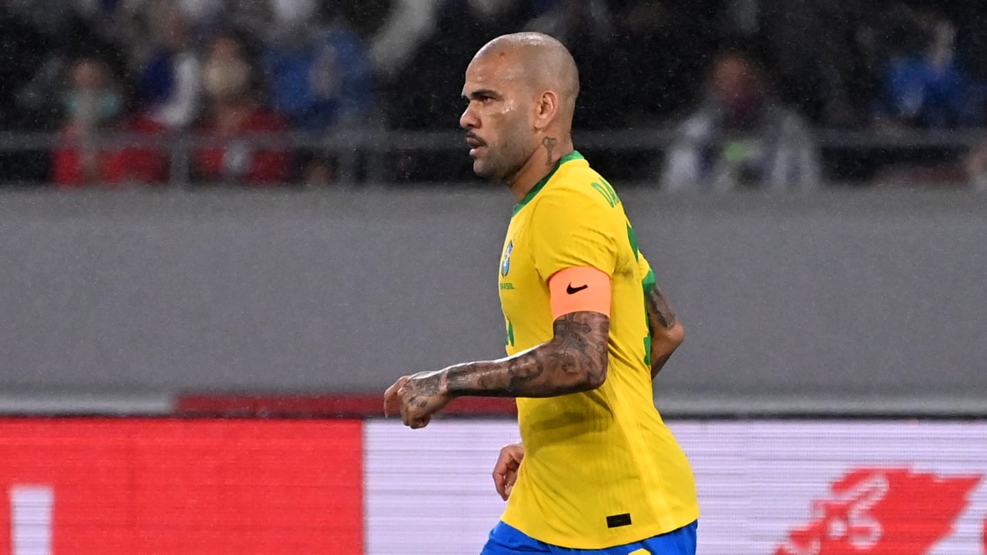 Dani Alvès remet Kylian Mbappé à sa place en le comparant à Lionel Messi et Neymar