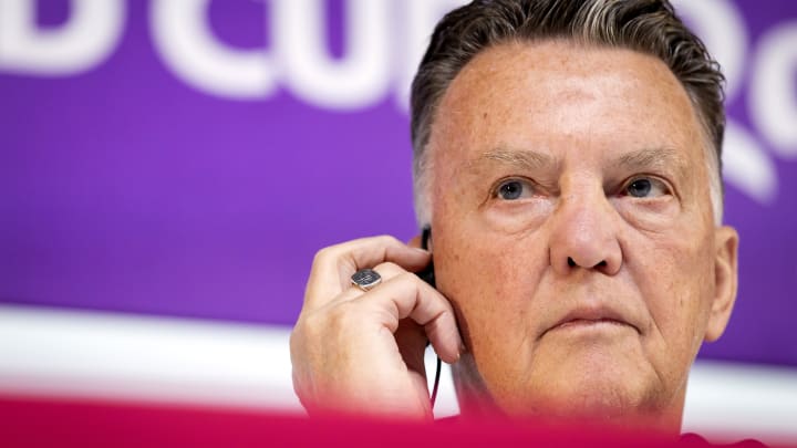 VIDEO : Quand Louis van Gaal donne un câlin à un journaliste après sa conférence de presse