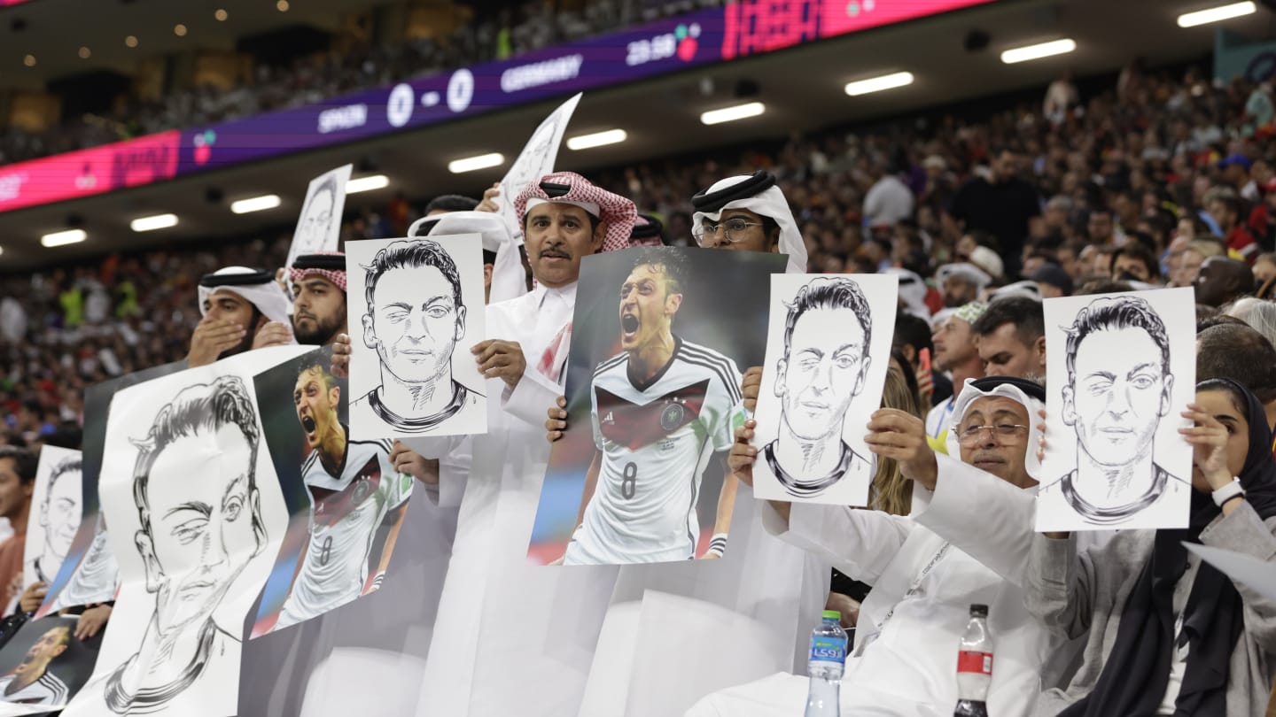 Coupe du monde 2022 : Les Qataris utilisent un portrait d'Özil pour répondre aux Allemands