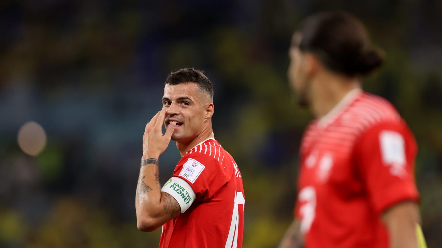 PHOTO : Les images folles du bus de la Suisse venu tamponner l'escorte de police les amenant au stade