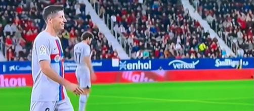 Lewandowski agacé par son rouge reçu face à Osasuna. 