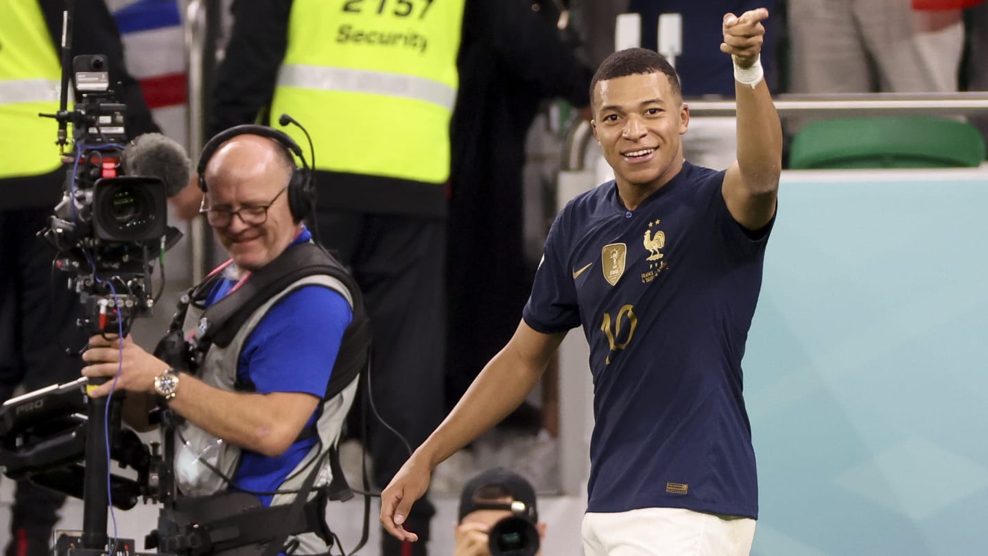 Gilbert Montagné revisite "les sunlights des tropiques" pour rendre hommage à Kylian Mbappé