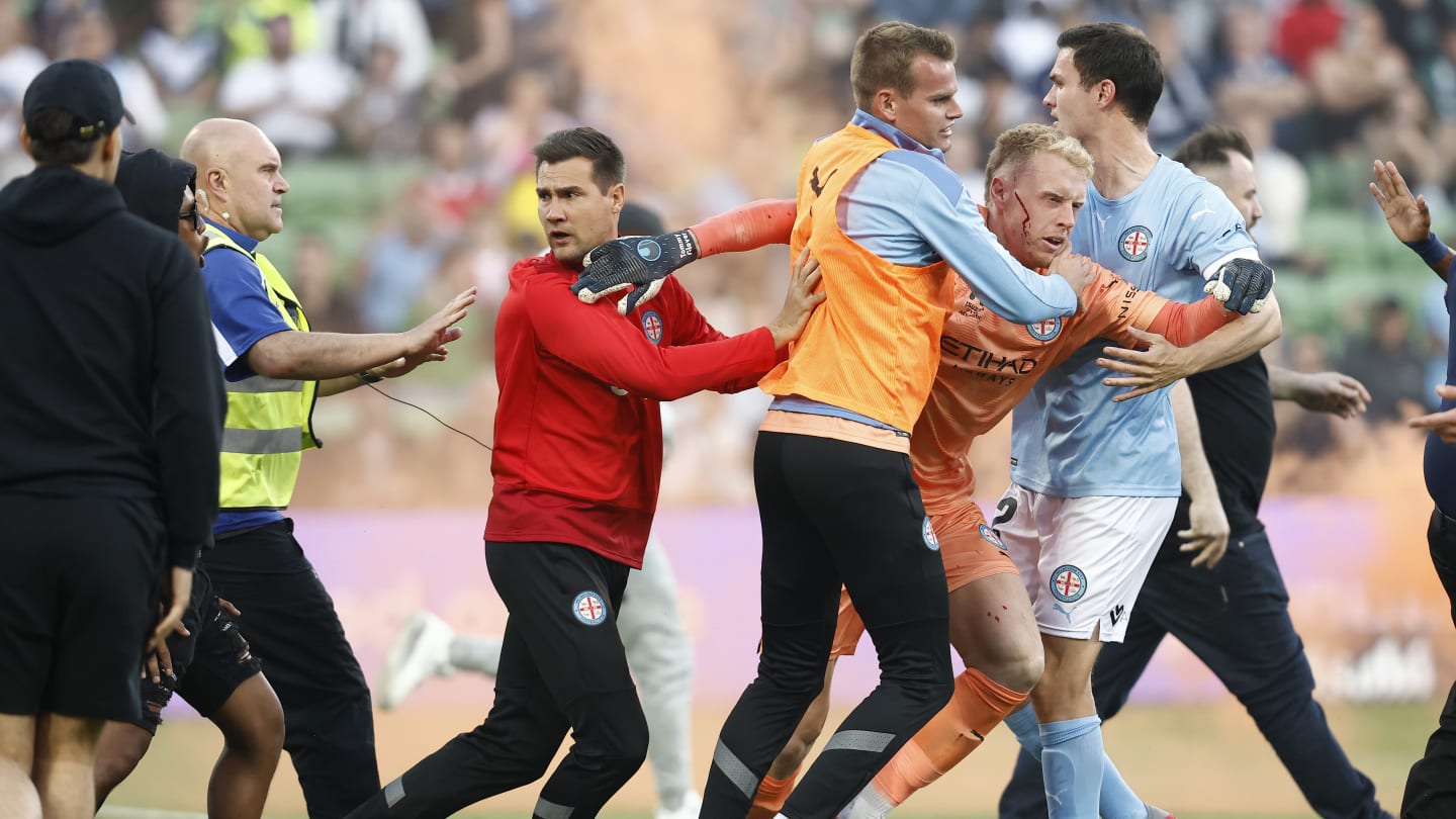 VIDÉO : Le derby de Melbourne arrêté après une invasion de terrain et l'agression d'un joueur par les supporters