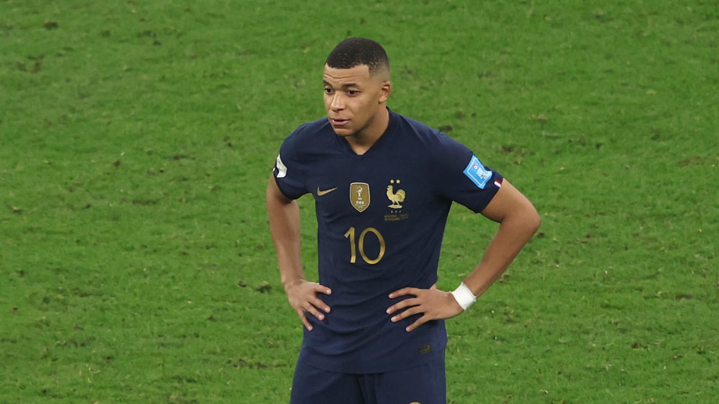 PHOTO : La magnifique image d’Emiliano Martinez venu réconforter Kylian Mbappé