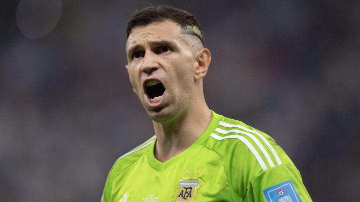 VIDEO : La nouvelle célébration obscène d'Emiliano Martinez visant Kylian Mbappé et l'équipe de France