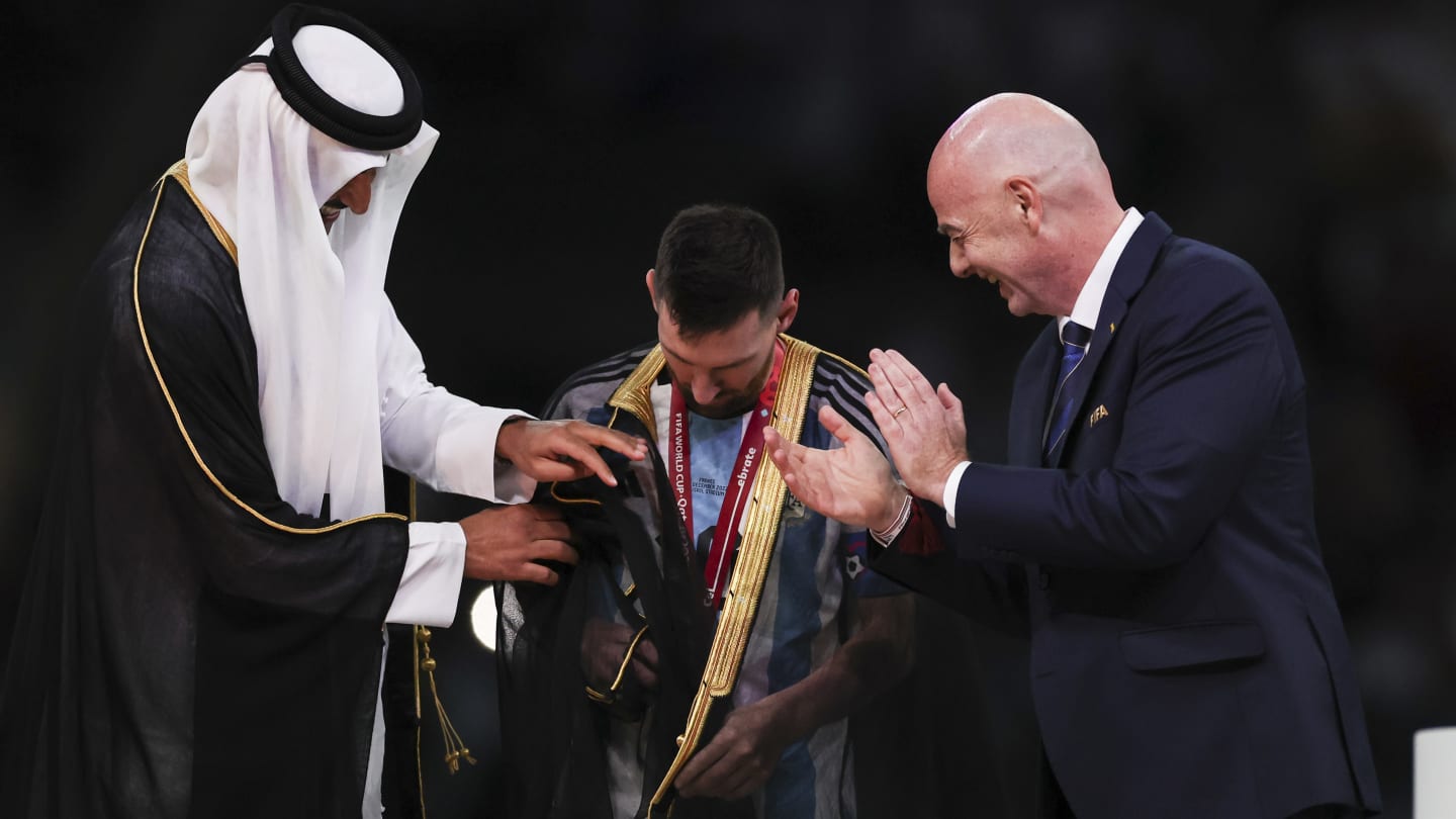 Un avocat propose une somme énorme à Léo Messi pour le bisht qu'il portait au moment de soulever la Coupe du monde