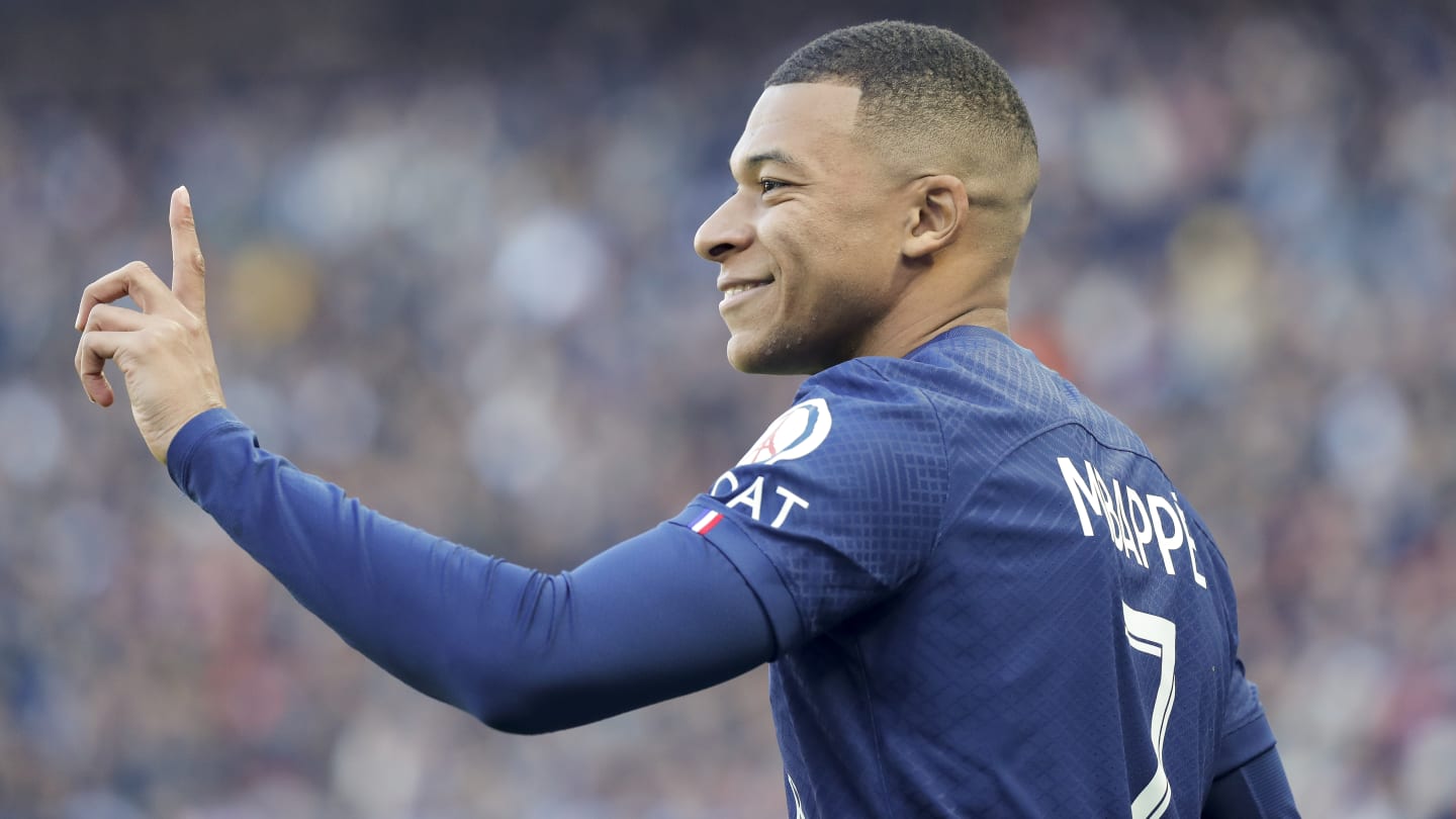 PSG : Les banderoles des supporters parisiens pour Kylian Mbappé