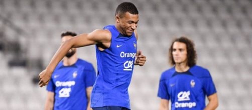 Kylian Mbappé se moque de Mattéo Guendouzi à l'entraînement