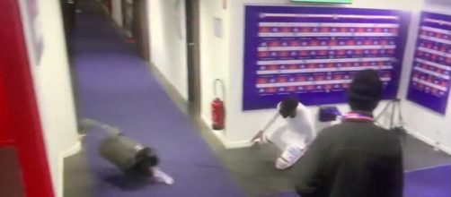 Karl Toko-Ekambi shoote dans une poubelle