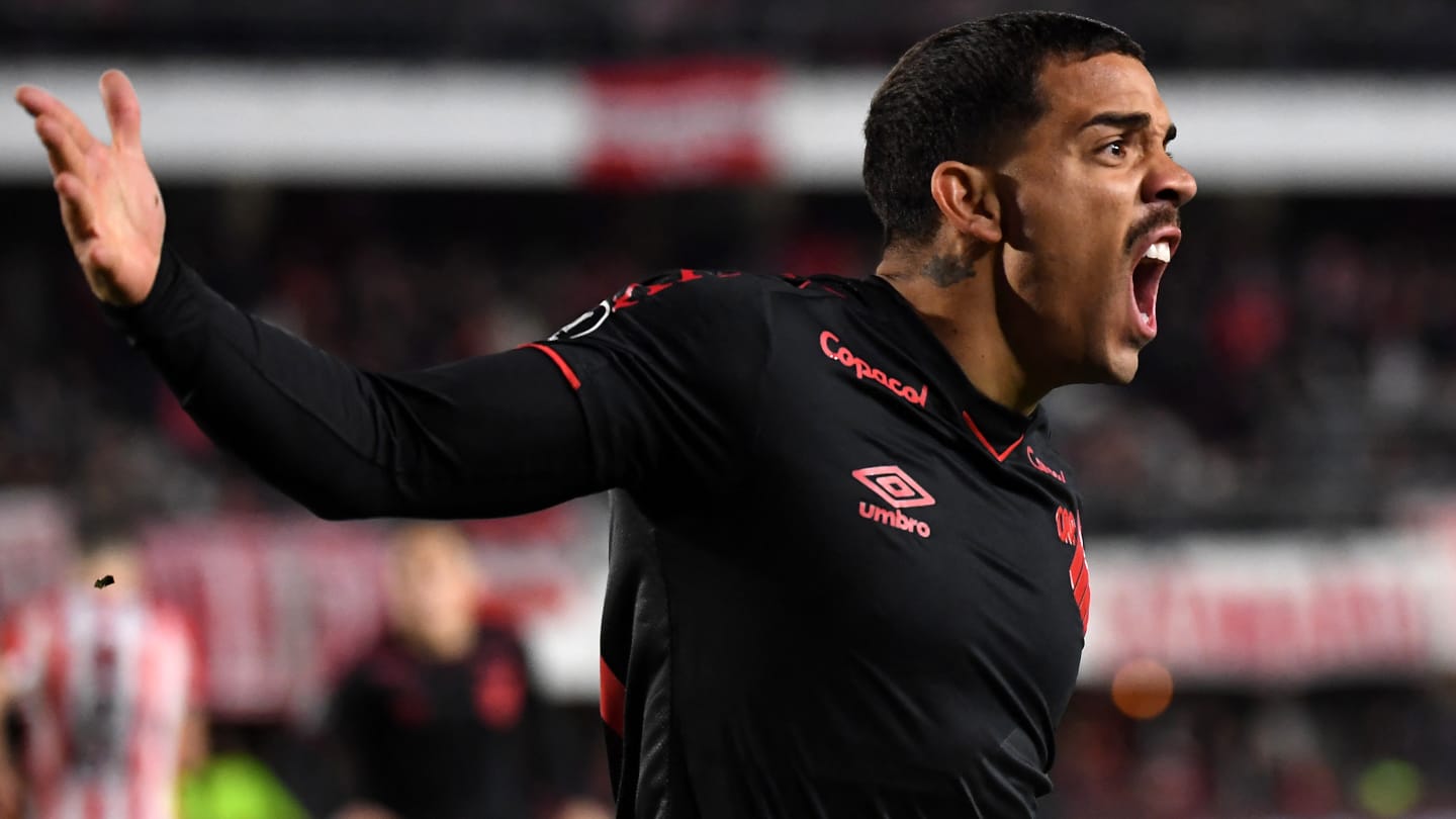 VIDEO : Les images de l'impressionnante bagarre générale qui a éclaté lors d'un match au Brésil