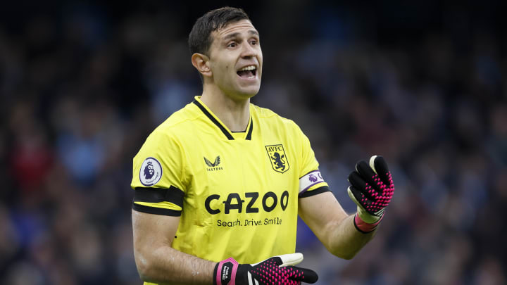 Twitter jubile après le calvaire vécu par Emiliano Martinez avec Aston Villa contre Arsenal
