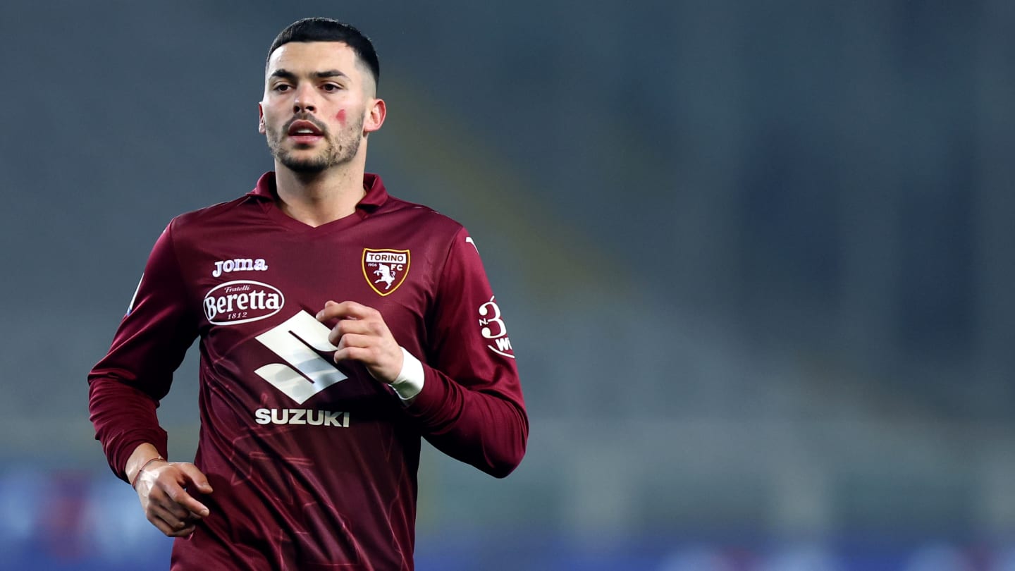 L'énorme tacle de l'entraîneur du Torino envers Nemanja Radonjić