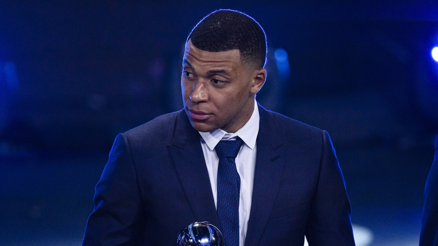 VIDEO : Les images des retrouvailles glaciales entre Kylian Mbappé et Emiliano Martinez