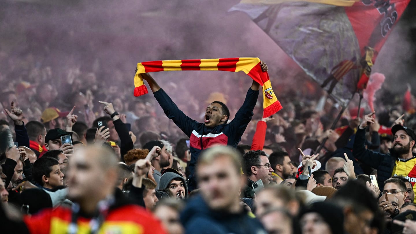 VIDEO : Les magnifiques images des supporters Lensois qui reprennent Les Corons avant le choc face au LOSC