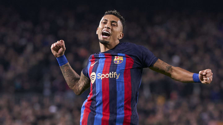 VIDEO : L'ouverture du score de Raphinha sur une formidable passe de Sergio Busquets contre Valence