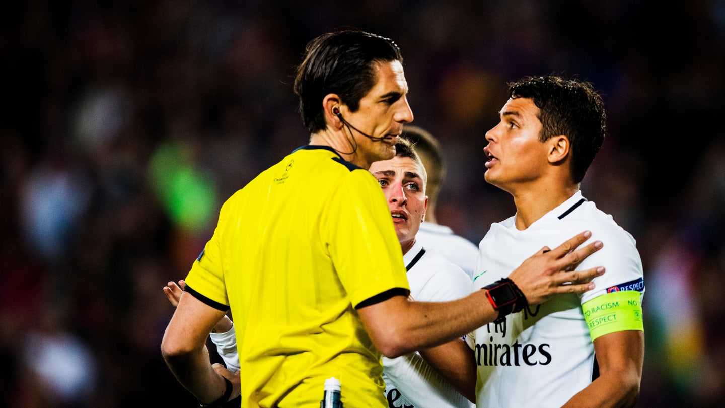 L'arbitrage de la remontada du FC Barcelone contre le PSG fait de nouveau polémique