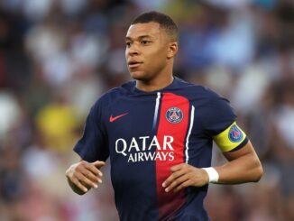 Mbappé dédicace un maillot du Real Madrid