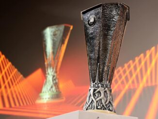Trophée de football sur fond lumineux.