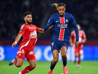Deux footballeurs lors d'un match en action.