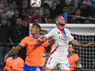 Joueurs disputant un ballon de football en match.
