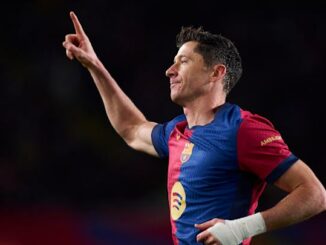 Joueur de football célébrant un but.