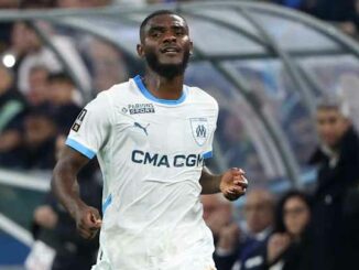Joueur de football sur le terrain pendant un match.