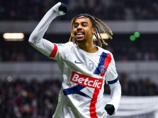 Footballeur exulte après un but sur le terrain.