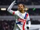 Footballeur exulte après un but sur le terrain.