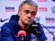Homme en conférence de presse sportive