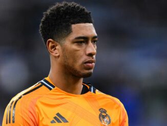 Footballeur en maillot orange sur le terrain