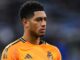 Footballeur en maillot orange sur le terrain