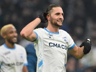 Joueur de football célébrant sur le terrain.