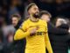 Joueur de football souriant en maillot jaune.