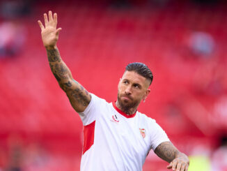 Joueur de football saluant sur le terrain.