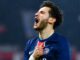 Joueur de football célébrant un but.