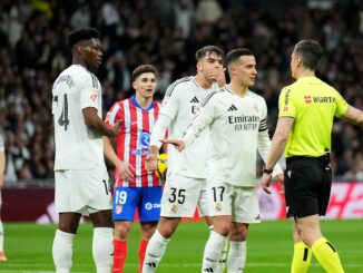 Joueurs de football discutent avec l'arbitre lors du match.