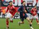 Deux joueurs de football en action sur le terrain.