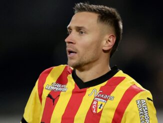 Joueur de football portant maillot du RC Lens.